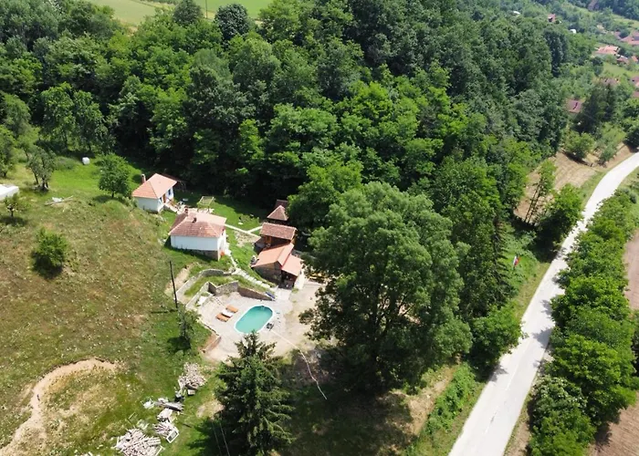 Etno Selo Dedovina בית נופש *